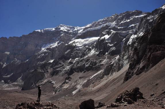 A Ana admira a impressionante parede sul do monte Aconcágua, em Plaza Francia, região de Mendoza, no oeste da Argentina